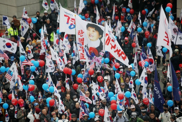 박근혜 전 대통령 탄핵 2주년인 10일, 자유한국당을 제외한 여야 4당은 일제히 논평을 내고 ‘촛불 혁명’의 의미를 되새겼다. ⓒ뉴시스