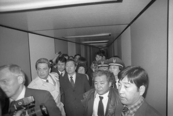 미국 정치인과 언론인들에 둘러싸여 김포국제공항으로 귀국하는 DJ의 모습. ⓒ문화체육관광부 e영상역사관