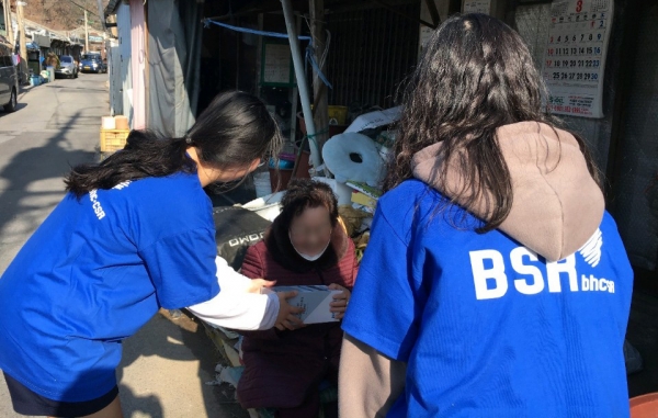 bhc치킨 ‘해바라기 봉사단’이 지난 17일 서울시 노원구 중계동에 위치한 백사마을에서 봉사활동을 펼쳤다. ⓒbhc치킨