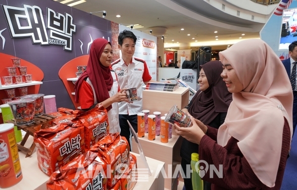 말레이시아 쿠알라룸프르 한 쇼핑몰 내에 위치한 대박라면 홍보부스에서 현지 소비자들이 대박라면에 대한 설명을 듣고 있다. ⓒ신세계푸드