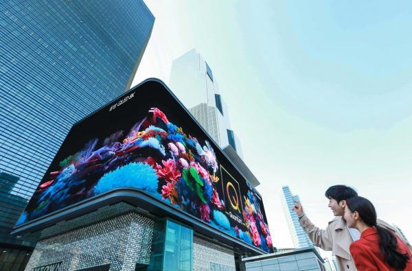 삼성전자가 2019년형 'QLED 8K' TV 출시를 기념해 25일부터 코엑스 일대 옥외광고 자유표시구역의 '케이팝 스퀘어'와 '현대백화점 무역센터점'에 독창적 디지털 사이니지 광고를 해 주목 받고 있다. ⓒ삼성전자