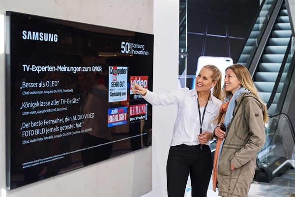 독일 프랑크푸르트 시내에 위치한 삼성전자 쇼케이스 매장에서 판매 직원(왼쪽)이 고객에게 영상·음향기기 전문 매체들로부터 호평받은 QLED TV를 소개하고 있다. ⓒ 삼성전자