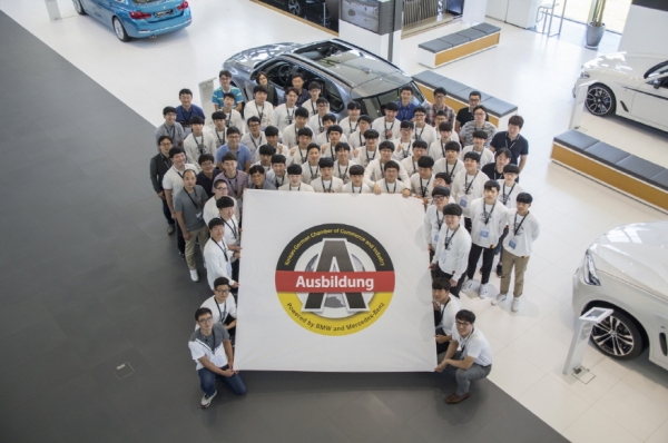 BMW 코리아는 미래 자동차 분야 전문인력을 꿈꾸는 학생들을 대상으로 양질의 교육 환경과 안정적인 일자리를 제공하며 한국사회에 대한 기여를 늘리고 있다. 사진은 아우스빌둥 1기 출범식의 모습. ⓒ BMW 코리아