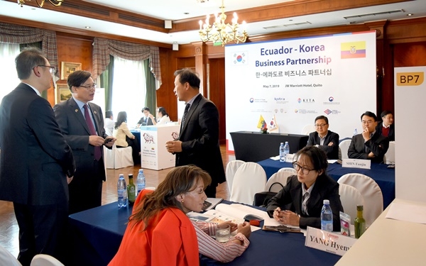7일(현지시각) 에콰도르 수도 키토에서 열린 ‘한-에콰도르 비즈니스 파트너십’ 행사장에서 권평오 코트라 사장(왼쪽에서 둘째)이 참가 국내기업과 비즈니스 상담 현황에 대해 이야기를 나누고 있다. ⓒ 코트라