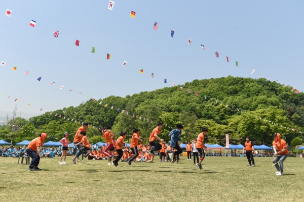 지난 11일, 경기 성남 분당의 새마을운동 중앙연수원에서 J 트러스트 임직원은 지역 복지관 아동 100여명과 함께 ‘제 6회 아주 행복한 운동회’를 진행했다. ⓒ트러스트 그룹