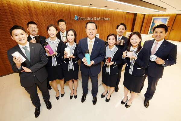 김도진 IBK기업은행장(가운데)이 직원들과 텀블러, 머그컵을 들고 ‘플라스틱 프리 챌린지’ 동참을 위해 기념촬영을 하고 있는 모습. ⓒIBK기업은행