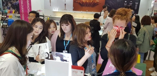 지난 5월 6~8일 3일동안 중국 상해에서 개최된 CIBE 박람회에서  끌레지오 LED 아이패치를 관람객들이 살펴보고 있다. ⓒ끌레지오