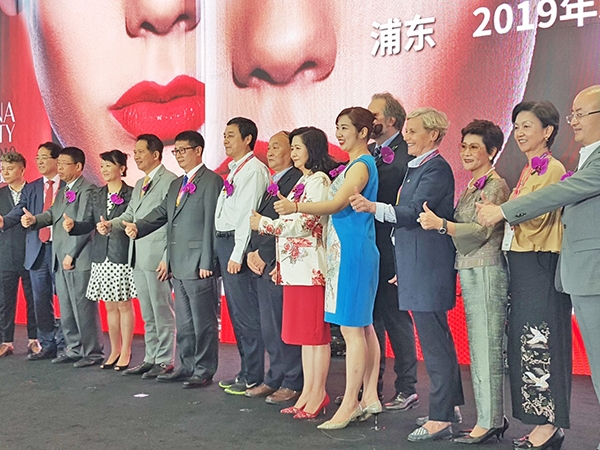 제24회 상해 화장품 미용 박람회가 20일 중국 상해 푸동 신국제전람센터에서 개막했다. 이번 행사는 오는 22일까지 열리며 전세계 32개국 3천여 개 기업이 참여해 자사를 홍보한다. 사진은 20일 열린 주최사 개막식 장면. ⓒCBE