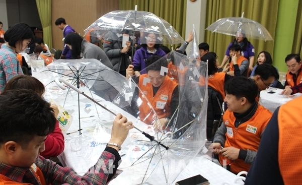 호반그룹 임직원 봉사단 호반사랑나눔이가 본사가 위치한 서울 서초에서 어린이 교통사고 예방을 위한 안전우산 만들기 봉사활동을 펼치고 있다 ⓒ 호반건설