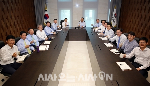 플라스틱 프리 챌린지에 동참하는 김상열 호반그룹 회장(가운데)과 임직원들 ⓒ 호반건설