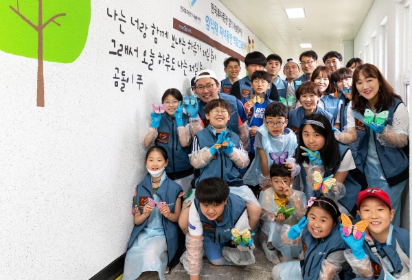 지난 25일 한국투자증권 참벗나눔 봉사단원들이 녹번종합사회복지관을 방문해 '벽화그리기' 봉사활동을 진행했다. ⓒ한국투자증권