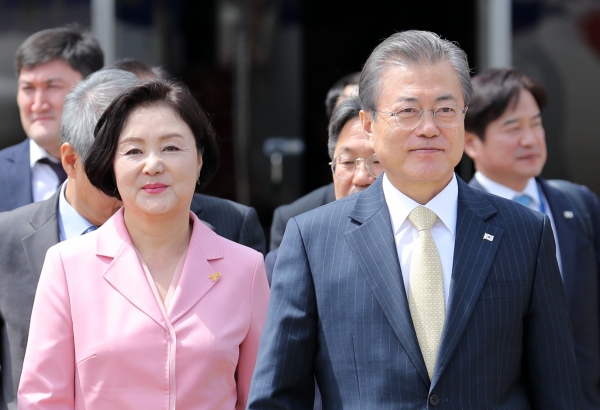 지난 4월 16일 세월호 추모 리본 배지를 달고있는 문재인 대통령(오른쪽)과 김정숙 여사. ⓒ뉴시스
