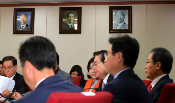 자유한국당은 당사에 이승만·박정희·김영삼 전 대통령의 사진을 걸어뒀다. 그들의 뜻을 계승한다는 의미다. ⓒ뉴시스