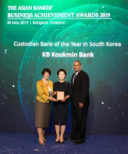 KB국민은행은 지난 30일, 태국 방콕에서 열린 ‘더 아시안 뱅커 비즈니스 어치브먼트 어워드 2019(The Asian Banker Business Achievement Awards 2019)’에서 '한국 최우수 수탁은행(Custodian Bank of the Year in South Korea)'에 5년 연속으로 선정됐다. (가운데)사혜난 KB국민은행 수탁사업부장. ⓒKB국민은행