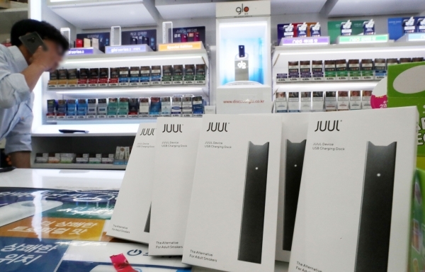 미국 전자담배 시장 점유율 75%를 기록하며 인기를 얻고 있는 액상형 전자담배 '쥴(JULL)'이 24일 국내에 정식 출시된 가운데 이날 오전 서울 중구의 한 편의점에서 쥴이 판매되고 있다. ⓒ뉴시스