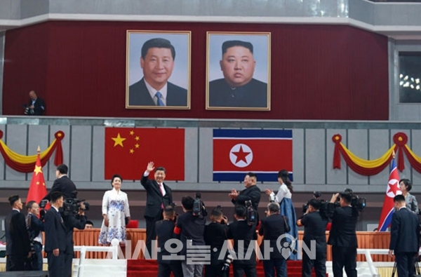 지난 20일 북한 노동신문은 김정은 국무위원장과 시진핑 중국 국가주석의 만남을 21일 보도했다.ⓒ뉴시스