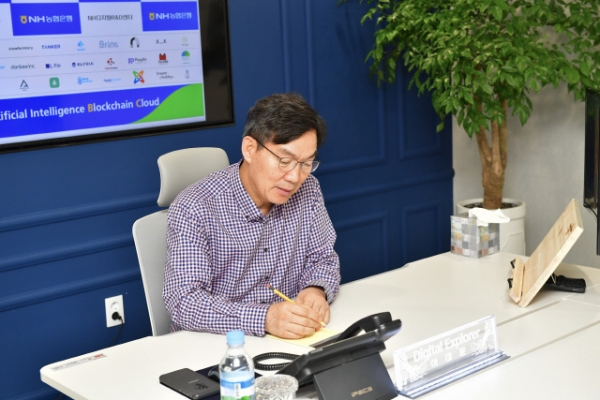 지난 19일 이대훈 NH농협은행장이 서울 양재동 디지털혁신캠퍼스에 마련된 집무실 ‘디지털 콕핏’에서 업무를 보고 있다. ⓒ농협은행