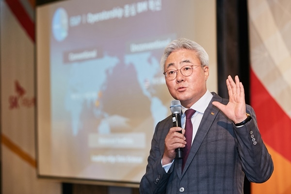 지난 5월말 열린 SK이노베이션 기자간담회에서 김준 총괄사장이 ‘그린밸런스 독한 혁신’을 통한 경제적가치·사회적가치 창출계획을 설명하고 있다. ⓒ SK이노베이션