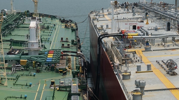 SK트레이딩인터내셔널이 임차한 선박(왼쪽)이 해상 블렌딩을 위한 중유를 다른 유조선에서 수급 받고 있다. ⓒ SK이노베이션