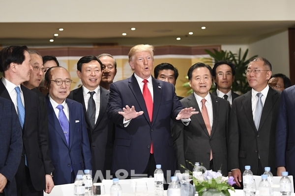 도널드 트럼프 미국 대통령이 지난달 30일 서울 용산구 한남동 그랜드하얏트호텔에서 기업 총수들은 5대 그룹을 포함해 20여명을 만나고 있다. ⓒ뉴시스