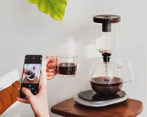종합 가전 기업 신일도 '사이폰' 추출 방식의 커피를 집에서 쉽게 즐길 수 있도록 '사이폰 커피 메이커'를 지난 2월 출시했다. ⓒ신일