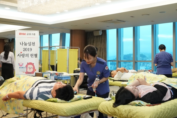 BNK금융그룹 임직원들이 19일(금), 부산은행 본점에서 나눔 실천을 위해 진행된 2차 ‘2019 BNK사랑의 헌혈’에 참여하고 있다. ⓒBNK금융그룹