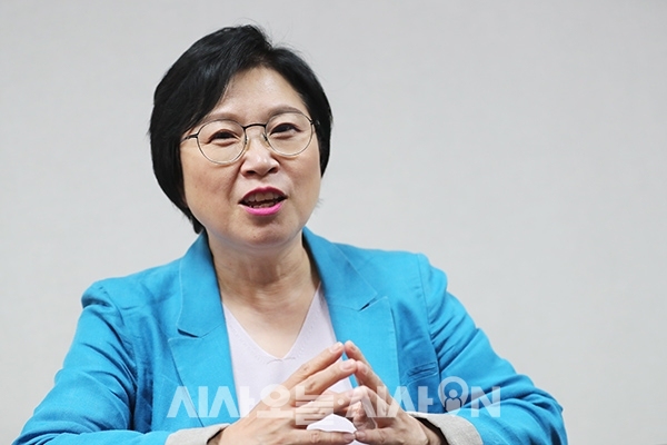 더불어민주당 김현 전 의원(당대표 사무부총장)은 자신을 가수 이선희로 착각한 전경들에 의해 잡혀간 적도 있다고 말하며 웃었다.ⓒ시사오늘 권희정 기자