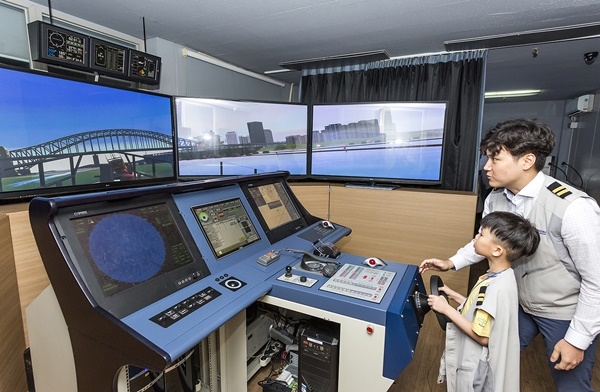 23일 부산시 진구 다문화가족지원센터 어린이들이 현대해양서비스 트레이닝 센터를 방문해 선박 조종 시뮬레이션을 체험하고 있다. ⓒ 현대상선