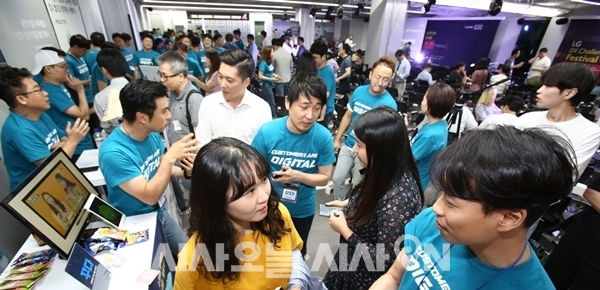지난 23일 서울 강남구의 창업허브 팁스타운에서 열린 '디지털 트랜스포메이션 챌린지'에 참여한 LG MBA 선발 인재들이 직접 만든 어플리케이션을 설명하고 있다 ⓒ LG그룹