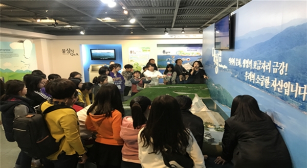 지난해 한국수자원공사 청소년 물환경교육 중 학생들이 대청댐 물문화관을 방문하고 있다. ⓒ 한국수자원공사
