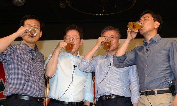 지난 2017년 대통령 선거 당시 호프타임을 갖고 함께 맥주를 마시는 문재인 대통령(왼쪽에서 세 번째)와 다른 경선 후보들. 최성 전 고양시장(맨 왼쪽), 이재명 경기도지사(왼쪽에서 두 번째), 안희정 전 충남지사(맨 오른쪽). ⓒ뉴시스