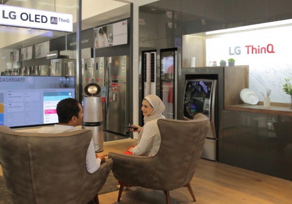 LG전자는 지난 12일 이집트 뉴카이로에 브랜드샵을 오픈하고 LG전자의 인공지능 가전을 체험할 수 있는 'LG 씽큐 체험존'을 마련했다고 18일 밝혔다.  ⓒLG전자