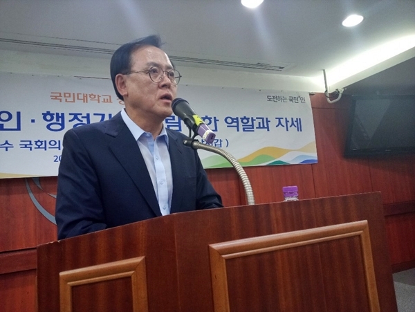 지난 17일 국민대 북악포럼 강의실에서 만난 정치인은 자유한국당 이명수 의원이었다. 한국당 인재영입위원장인 이 의원은 내년 총선 물갈이 폭이 클 것이라고 언급했다.ⓒ시사오늘