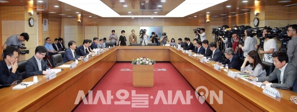 16일 오후 서울 종로구 무역보험공사 중회의실에서 열린 '석유수급 및 유가동향 긴급점검 회의'가 열렸다.ⓒ뉴시스