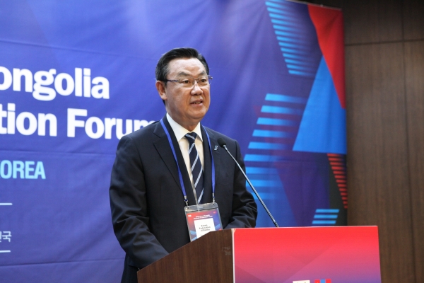 김태영 은행연합회장이 개회사를 하고 있다. 김태영 은행연합회장은 “몽골은 성장 잠재력이 매우 높은 국가로, 한국의 금융산업 발전 경험을 통해 큰 시너지를 낼 수 있도록 적극적인 상호협력이 필요한 시점이다”고 밝혔다. ⓒ은행연합회