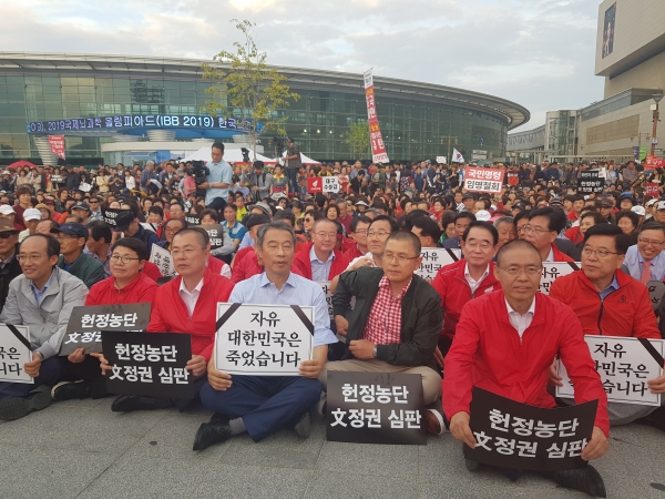 한국당이 투쟁 일변도 전략을 펼치는 동안, 민주당은 상황을 반전시켰다. ⓒ뉴시스