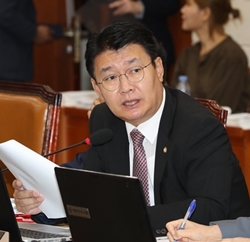 자유한국당 정용기 의원은 조국 펀트 투자사가 인수한 WFM의 R&D사업 선정에 의문을 가했다.ⓒ뉴시스