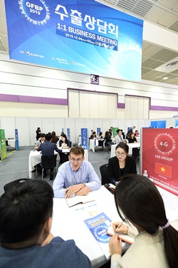 4일부터 5일까지 서울 코엑스에서 열리는 ‘2019 프랜차이즈 해외진출 상담회’에 참가한 국내기업 관계자와 해외 바이어가 상담을 하고 있다. ⓒ 코트라