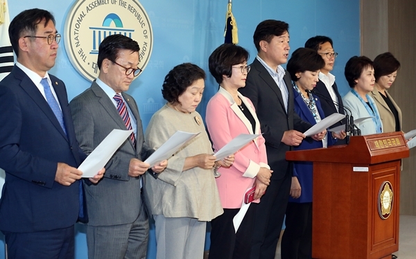국회 보건복지위 여당 의원들이 한국당의 김승희 의원이 문재인 대통령에 대한 막말을 했다며 복지위 사퇴를 촉구했다.ⓒ뉴시스