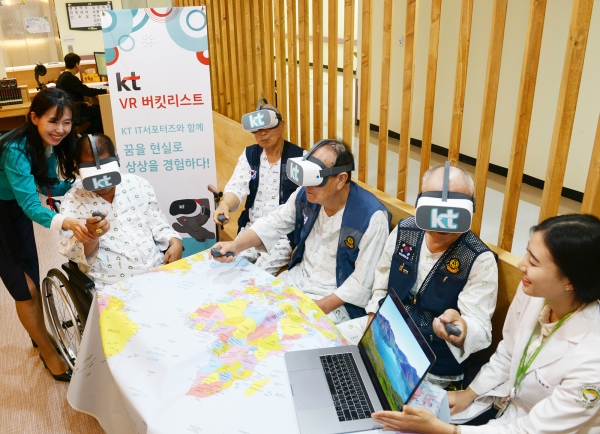 KT는 제67주년 재향군인의 날을 맞아 나라사랑 정신을 기리고자 서울 중앙보훈평원(10.8), 대전 보훈병원(10.7), 광주 보훈병원(10.7) 총 3개소에서 국가유공자와 보훈가족을 대상으로 'VR 버킷리스트' 체험 행사를 진행했다고 8일 밝혔다.  ⓒKT