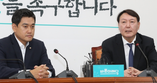 지난 8월 만난 바른미래당 오신환 원내대표(왼쪽)와 윤석열 검찰총장. ⓒ뉴시스