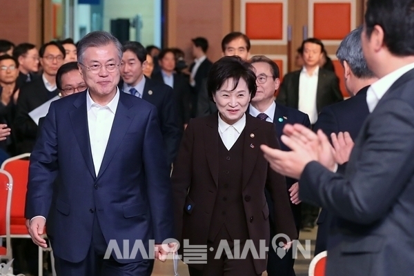 문재인 대통령(왼쪽), 김현미 국토교통부 장관 ⓒ 뉴시스