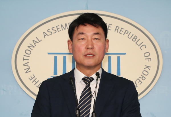 자유한국당 황영철 의원이 정치자금법 위반 혐의로 31일 의원직을 상실했다. 이로써 자유한국당 의석은 109석으로 줄었다. ⓒ뉴시스