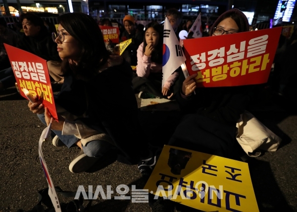 지난 10월 26일 서울 서초구 서초역-교대역 사이에서 검찰규탄 촛불집회를 열고 정경심 동양대학교 교수의 석방을 촉구하는 모습이다.ⓒ뉴시스
