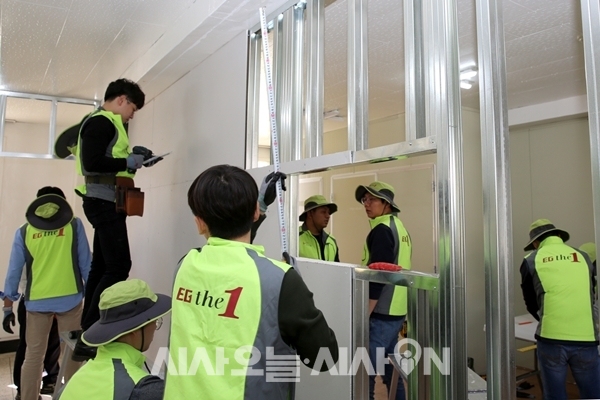 라인건설 임직원들이 광주 푸른꿈지역아동센터에서 환경개선 봉사활동을 펼치고 있다 ⓒ 라인건설