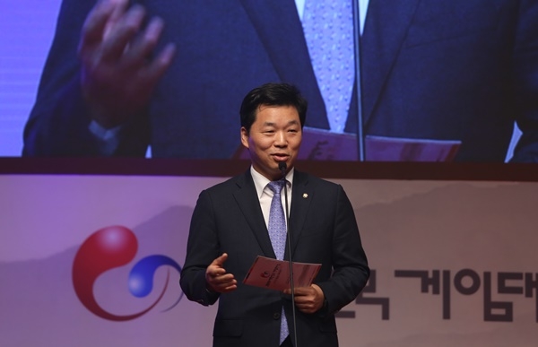 '2019 대한민국 게임대상'에서 김병관 의원이 차세대 게임 콘텐츠 상을 시상하고 있다. ⓒ시사오늘 윤지원 기자