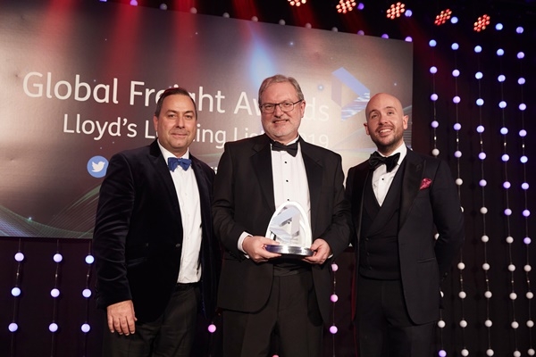 피터 리비(Peter Livey) 현대상선 구주본부 영국 영업담당 임원(가운데)이 ‘Lloyd’s Loading List Global Freight Awards 2019’에서 ‘환경부문 최우수선사’ 수상 후 기념촬영을 하고 있다. ⓒ 현대상선