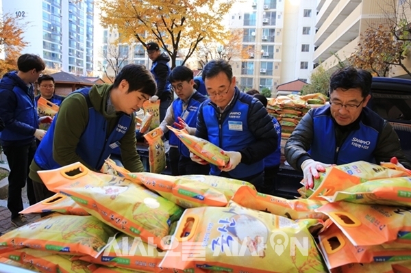 사랑의 쌀 나눔 봉사활동을 펼치고 있는 삼표그룹 임직원들 ⓒ 삼표