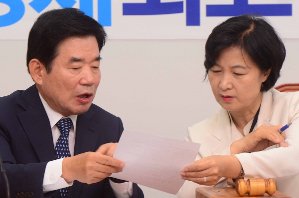지난 2016년 당시 대화하는 더불어민주당 추미애 의원(왼쪽)과 김진표 의원. ⓒ뉴시스