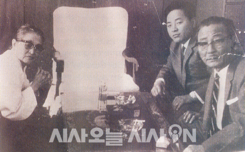 1970년 신민당 대통령 후보 경선에서 유진산(오른쪽 앞)은 YS(오른쪽 뒤)를 지원했지만, 승자는 DJ였다. 유진산·YS와 함께 앉아있는 사람은 박순천 여사 ⓒ 시사오늘DB